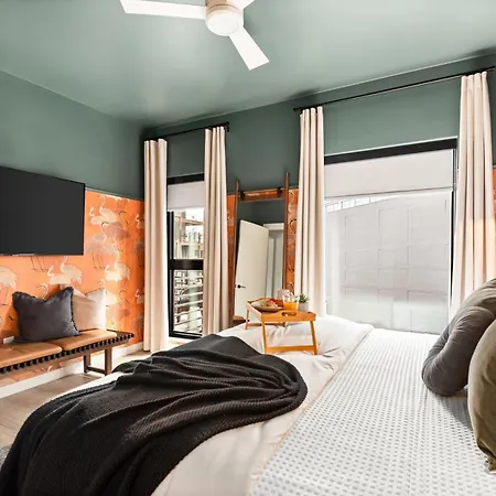 Layla's Downtown Nash Retreat | Walk To Broadway - Pool, Gym, Private Balcony, And More! Holiday home Nashville