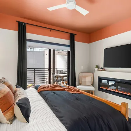 Holiday home Layla's Downtown Nash Retreat | Walk To Broadway - Pool, Gym, Private Balcony, And More!