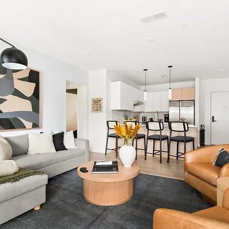 Layla's Downtown Nash Retreat | Walk To Broadway - Pool, Gym, Private Balcony, And More! Holiday home *