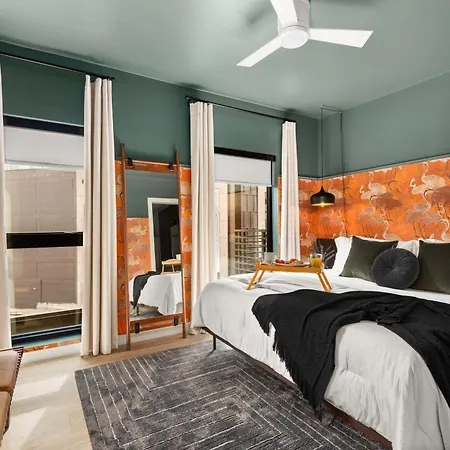 Layla's Downtown Nash Retreat | Walk To Broadway - Pool, Gym, Private Balcony, And More! Holiday home *