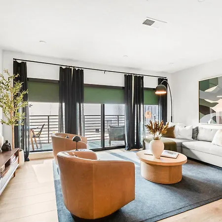 Holiday home Layla's Downtown Nash Retreat | Walk To Broadway - Pool, Gym, Private Balcony, And More!