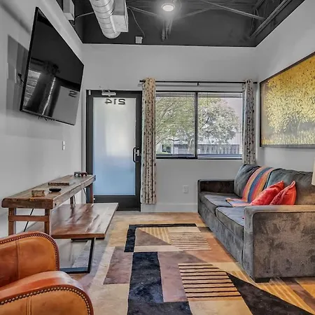 Chic New Near Dt Holiday home *