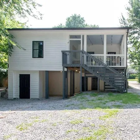 Holiday home Nashoasis 10 Min To Dt, Gameroom, Huge Yard