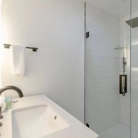 Nashoasis 10 Min To Dt, Gameroom, Huge Yard Holiday home *