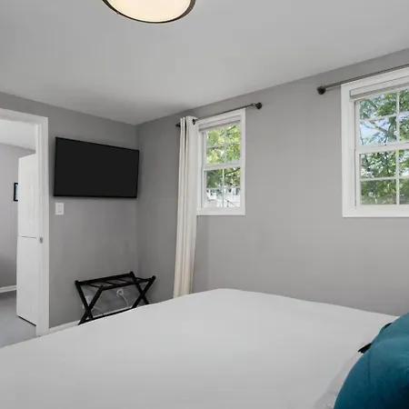 Cozy W Hot Tub 17 Mi To Downtown Holiday home