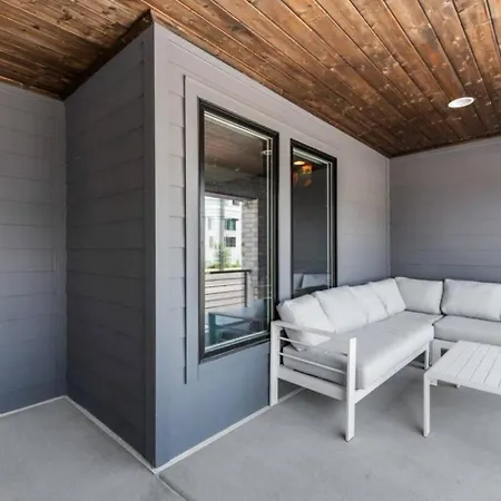 Pop House 5 Star Stay W Hot Tub 1Mile To Bway! Holiday home