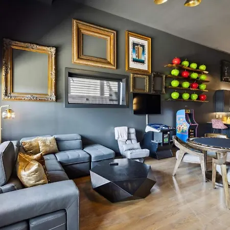 Cozy 1st-floor Retreat W Game & King Bed Apartment *