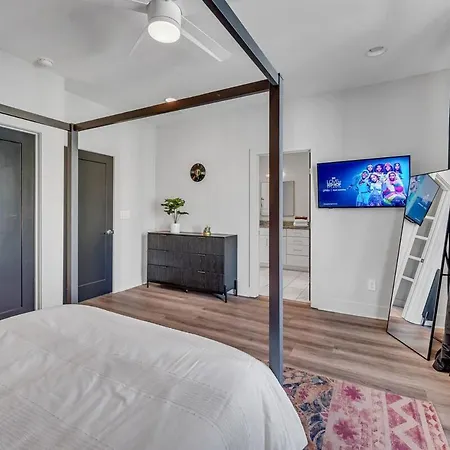 Huge Roof Deck With Games 10 Mins To Broadway Holiday home *