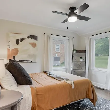 Modern Music Oasis Sauna & Spacious Yard Holiday home Nashville