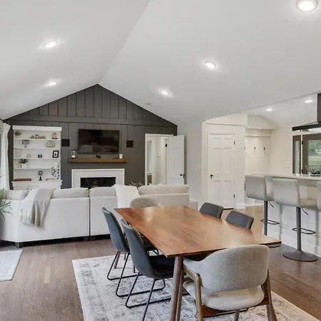 Modern Music Oasis Sauna & Spacious Yard Holiday home Nashville