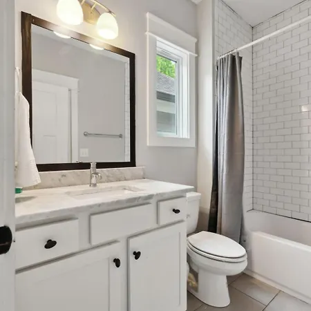 Cozy Retreat Mins To Broadway & East