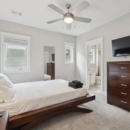 Cozy Retreat Mins To Broadway & East Apartment