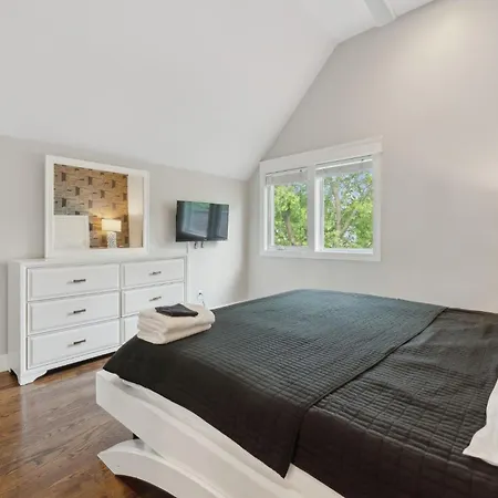 Cozy Retreat Mins To Broadway & East Apartment