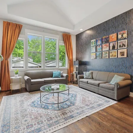 Cozy Retreat Mins To Broadway & East Apartment