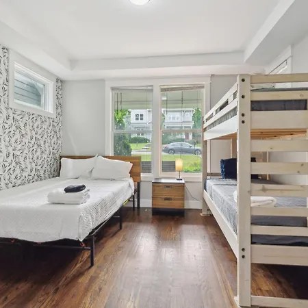 Cozy Retreat Mins To Broadway & East Apartment *