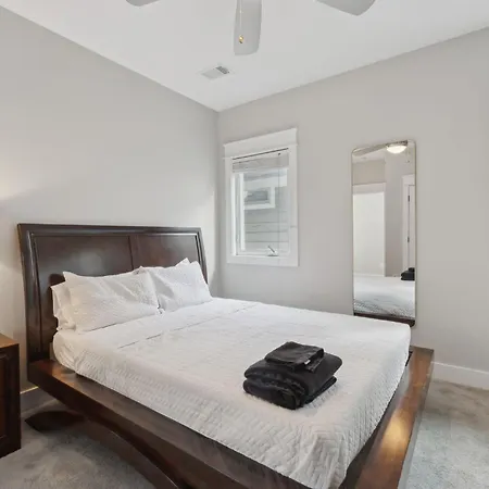 Cozy Retreat Mins To Broadway & East Apartment