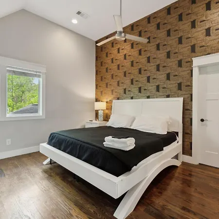 Cozy Retreat Mins To Broadway & East Apartment