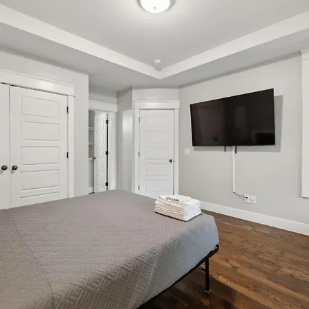 Spacious Retreat Mins To Broadway & East Apartment
