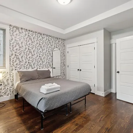 Spacious Retreat Mins To Broadway & East Apartment