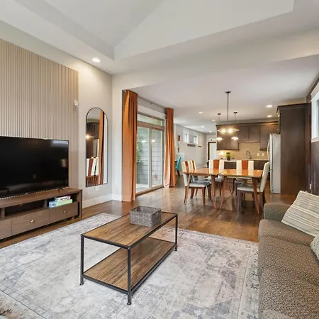 Spacious Retreat Mins To Broadway & East Apartment