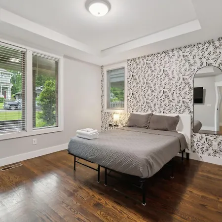 Apartment Spacious Retreat Mins To Broadway & East *