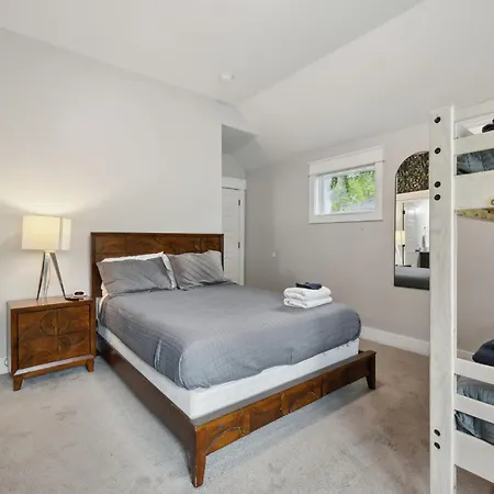 Spacious Retreat Mins To Broadway & East Apartment Nashville