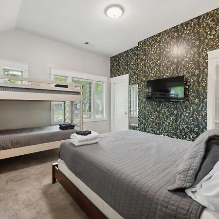 Spacious Retreat Mins To Broadway & East *