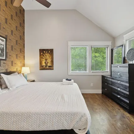 Spacious Retreat Mins To Broadway & East Apartment Nashville