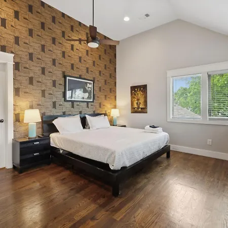Spacious Retreat Mins To Broadway & East Apartment