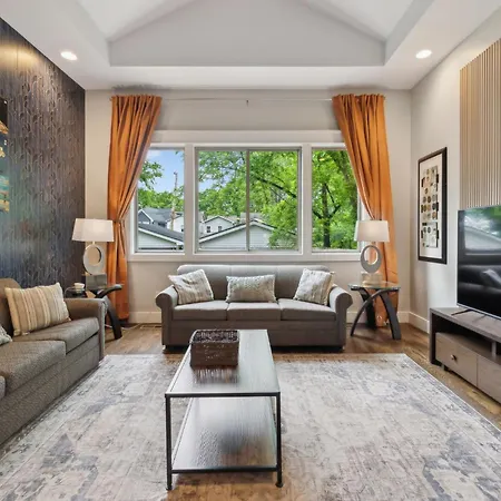 Spacious Retreat Mins To Broadway & East Apartment