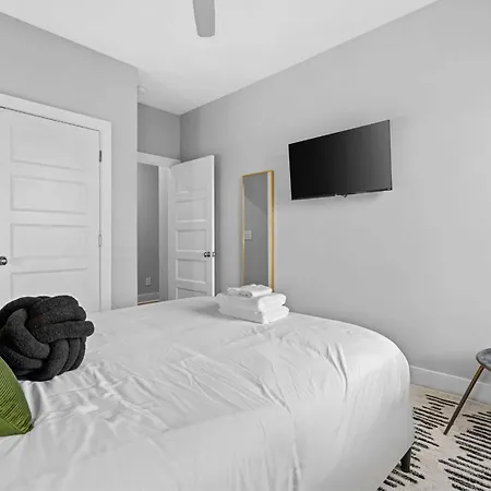 5 Mins To Dt ~gameroom ~ Balcony~sleeps 10~karaoke *