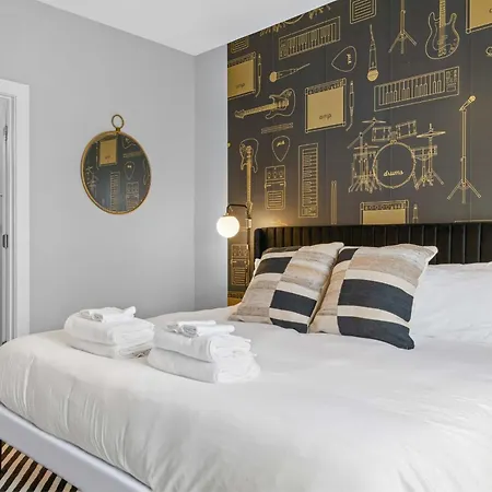 5 Mins To Dt ~gameroom ~ Balcony~sleeps 10~karaoke