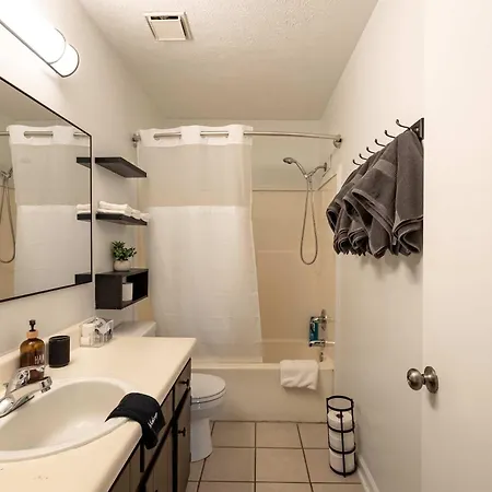 Holiday home East Getaway - Walk To Parks Golf & Music Spots *