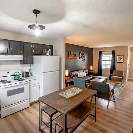 East Getaway - Walk To Parks Golf & Music Spots Holiday home