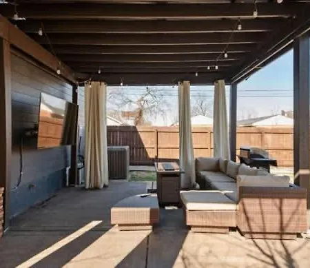 Holiday home Lucky Bachelor 5 Min To Broadway With Hot Tub