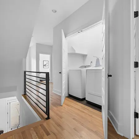 The Waylon - Newly Redesigned, Rooftop With Sauna Holiday home