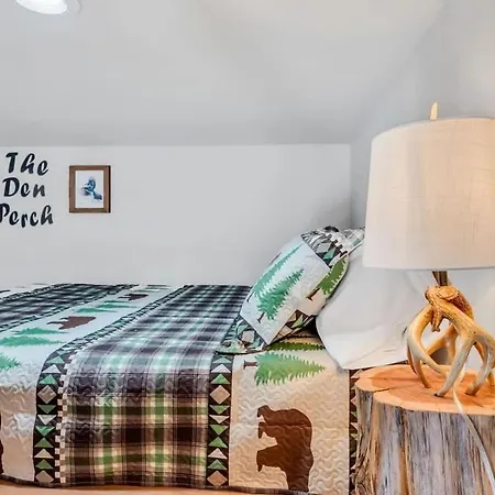 The Den At J-barn - Secluded Retreat Holiday home *