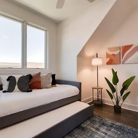 Holiday home West End Dream-private Balcony-6 Mins To Broadway *