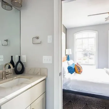 Holiday home West End Luxe - Outdoor Patio And Rooftop Views *