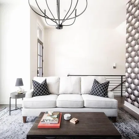 West End Luxe - Outdoor Patio And Rooftop Views Holiday home *