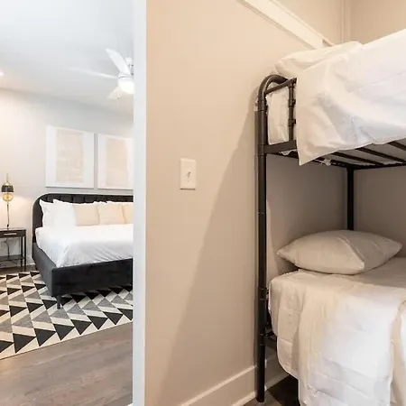 New Side By Side Homes - Sleeps 24 Holiday home Nashville