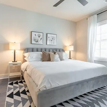New Side By Side Homes - Sleeps 24 Nashville