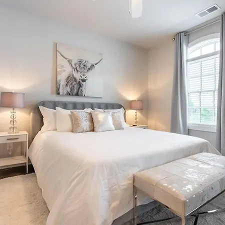 New Side By Side Homes - Sleeps 24 Holiday home Nashville