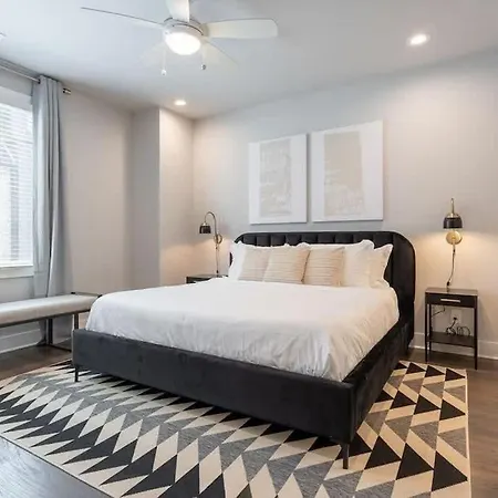 New Side By Side Homes - Sleeps 24 Nashville
