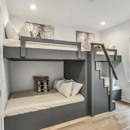 Holiday home Scovel Row Retreat-rooftop Views Near Broadway