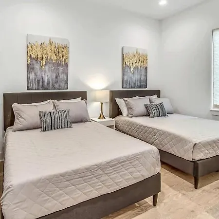 Holiday home Scovel Row Retreat-rooftop Views Near Broadway