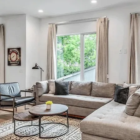 Scovel Row Retreat-rooftop Views Near Broadway Holiday home Nashville
