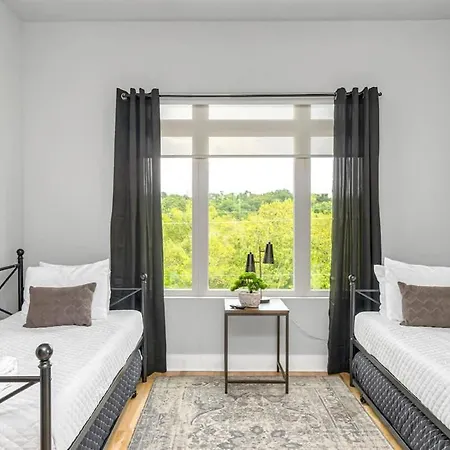 Spacious Sleeps 12 Rooftop Lounge *