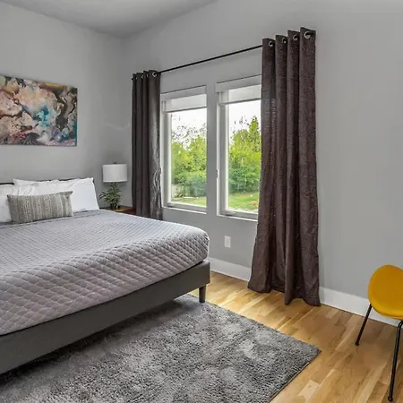 Spacious Sleeps 12 Rooftop Lounge *