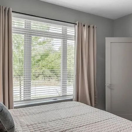 Spacious House With Serene Skyline Views Holiday home *